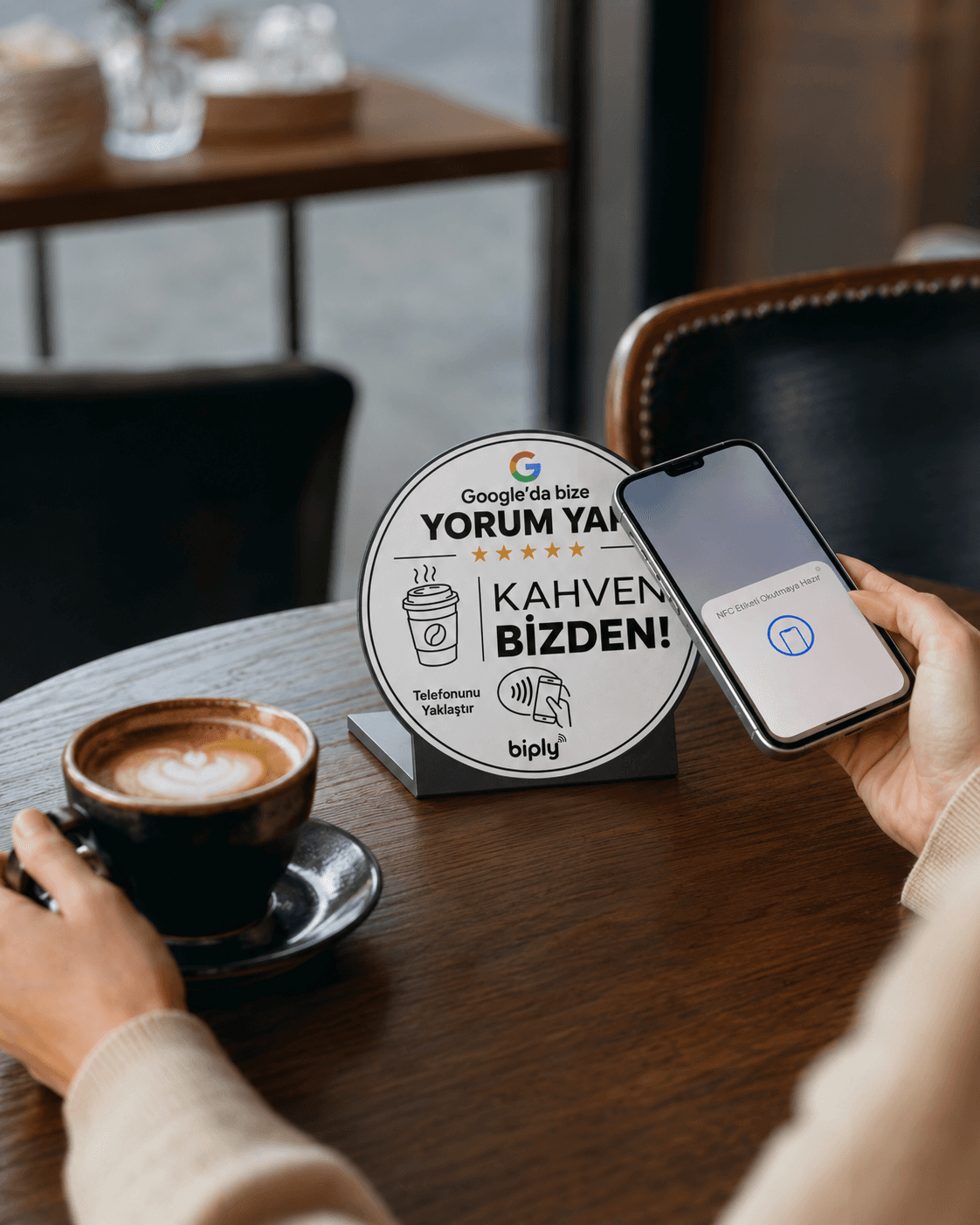 Kahven bizden yazılı Kişiselleştirilmiş Mini NFC ürününü masada kullanan müşteri